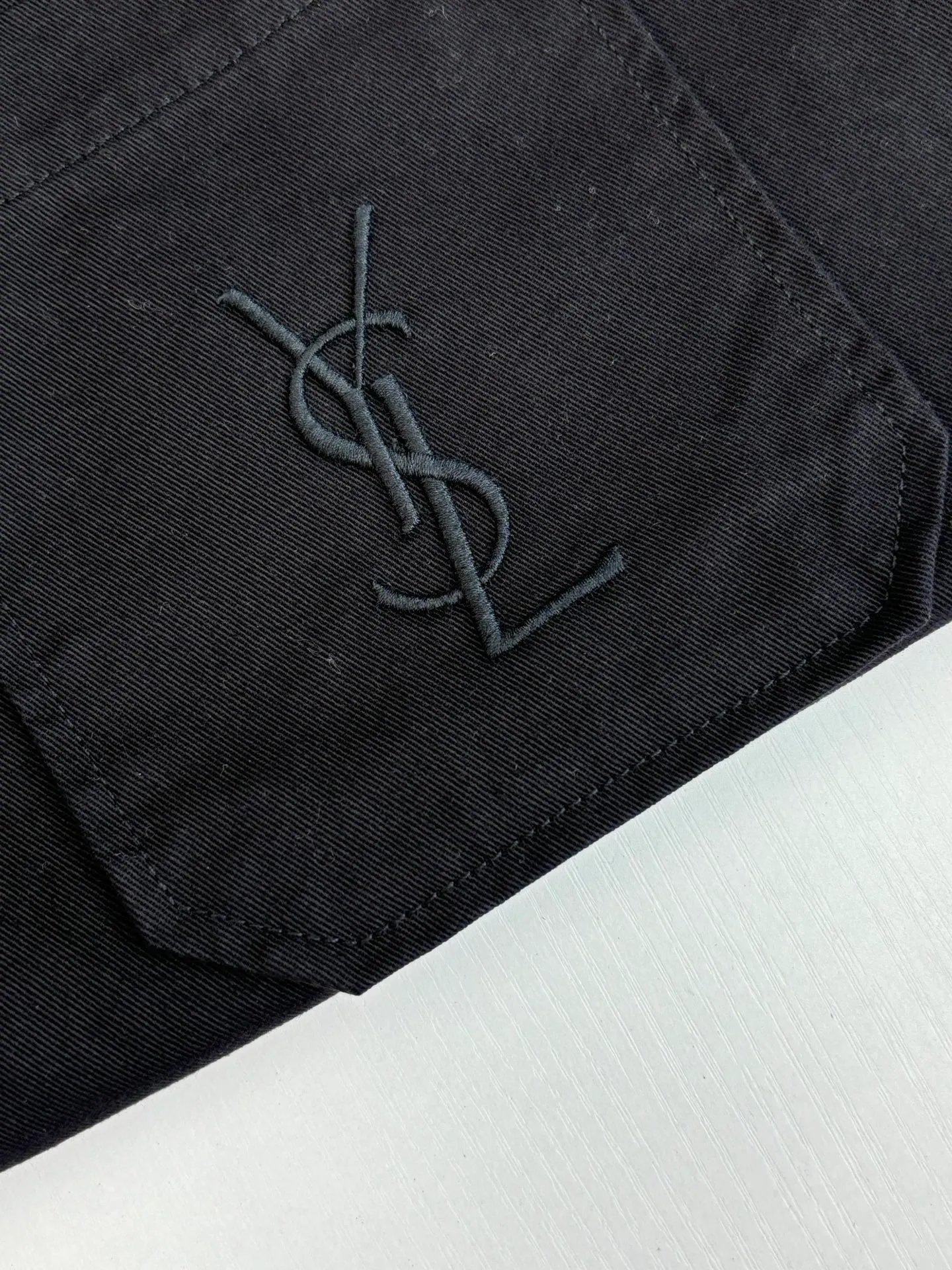 P480 Saint Lauren*/Ysl Saint Laurent embroidered button-down lapel shirt. The natural fiber fabric has excellent breathability and moisture absorption, allowing the skin to breathe freely, keeping it dry and comfortable at all times. You will not feel hot or uncomfortable even if you wear it for a long time. Size: S/M/L/XL